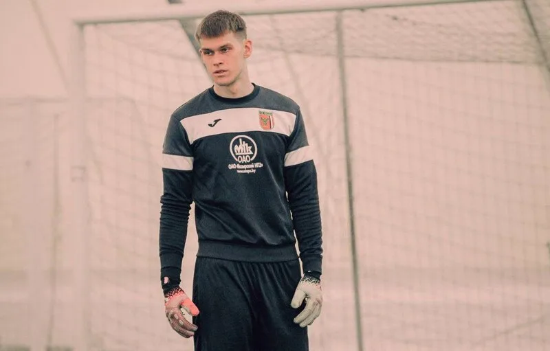 Konstantin Veretynskiy là thủ môn người Belarus cao 2,10 m, có lợi thế lớn trong việc bao quát khung thành và xử lý bóng bổng.